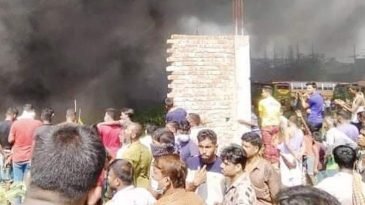 সাভারে সিঙ্গারের গোডাউনে ভয়াবহ আগুন