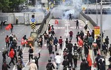 ভ্যাকসিন কার্যক্রমে অসন্তুষ্ট থাই বিক্ষোভকারীদের সঙ্গে পুলিশের সংঘর্ষ