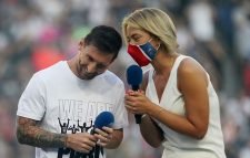 প্যারিসে মাইক হাতে যা বললেন মেসি