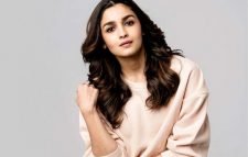 চিত্রগ্রাহকের মন্তব্যে হতবাক আলিয়া