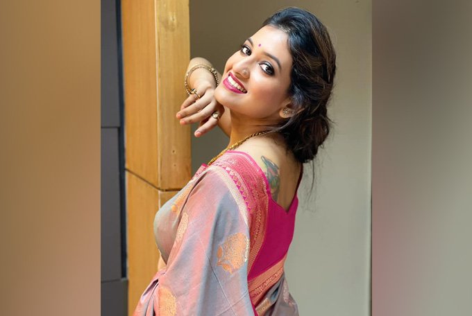 একাধিক চমক নিয়ে সিঁথি