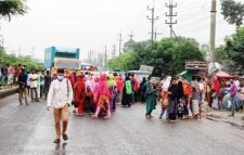 মহাসড়ক অবরোধ করে পোশাক শ্রমিকদের বিক্ষোভ