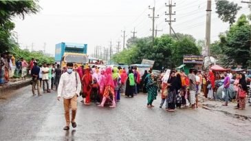 মহাসড়ক অবরোধ করে পোশাক শ্রমিকদের বিক্ষোভ