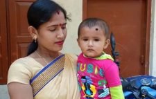 এক রশিতে মেয়েকে ঝুলিয়ে আরেক রশিতে মায়ের আত্মহত্যা!