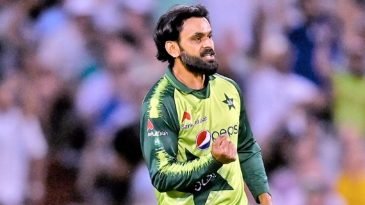 হাফিজের বোলিংয়ে রোমাঞ্চকর জয় পেল পাকিস্তান