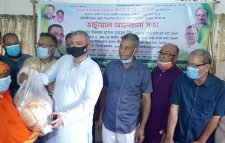 এম সাইফুর রহমানের বাড়িতে ৬শ পরিবারের মধ্যে খাদ্য সামগ্রী বিতরণ