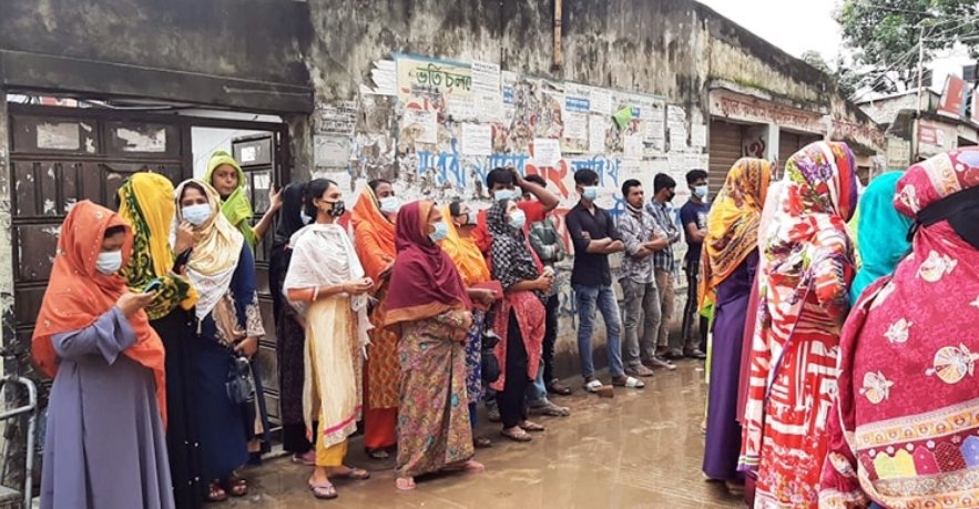 পোশাক কারখানায় স্বাস্থ্যবিধি ঢিলেঢালা, কাজে যোগ দিয়েছেন কর্মীরা