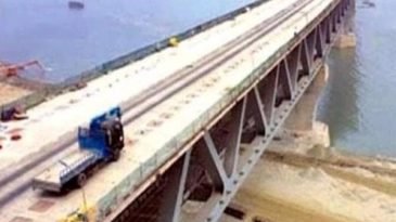 পদ্মা সেতুতে বসল শেষ স্ল্যাব, এখন বাকি পিচ ঢালাই