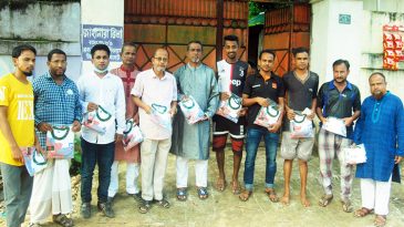 খেলোয়াড়দের মধ্যে সাংবাদিক বাবর  সমর্থক গোষ্ঠীর জার্সি বিতরণ