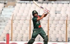 ছক্কার পরের বলে ক্যাচ তুলে সাজঘরে