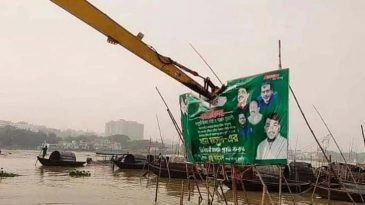 রাজনৈতিক ব্যানার অপসারণ নিয়ে তোলপাড়