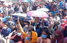 জাতীয় বিশ্ববিদ্যালয়ের সামনে শিক্ষার্থীদের বিক্ষোভ