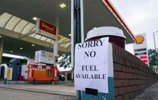 বৃটেনে নজিরবিহীন জ্বালানি সংকটঃ পরিস্থিতি সামাল দিতে সেনাবাহিনী প্রস্তুত