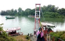 রাঙামাটিতে পানির নিচে ঝুলন্ত সেতু, পারাপার বন্ধ