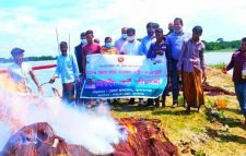 শান্তিগঞ্জে পুড়ানো হলো দুই লক্ষ টাকার অবৈধ জাল