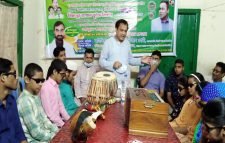 দৃষ্টি প্রতিবন্ধী শিক্ষার্থীদের মধ্যে আর্থিক অনুদান বিতরণ