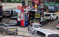 ব্রিটেনে সোমবার থেকে সেনাবাহিনী নামছে, পেট্রোল স্টেশনের বাইরে মোতায়েন করা হয়েছে পুলিশ