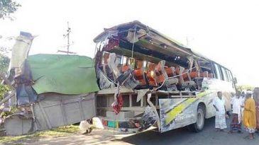ত্রিশালে দাঁড়িয়ে থাকা কাভার্ডভ্যানে বাসের ধাক্কা, নিহত ৬
