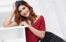 মুগ্ধতা ছড়াচ্ছেন শ্রাবণ্য