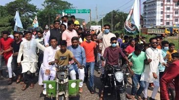 আরব সাগর থেকে প্রচুর জলীয়বাষ্প নিয়ে বর্ষাকালে বৃষ্টি