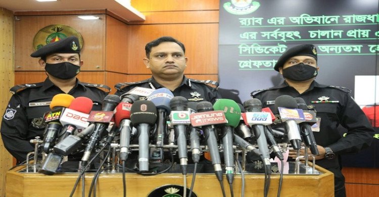 কাপড় ও আচারের আড়ালে চলতো আইস ব্যবসা