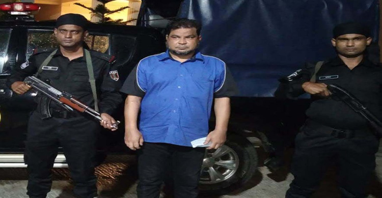 ত্রিশলাখ টাকা জরিমানার বোঝা নিয়ে পলাতক