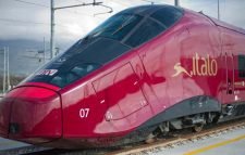 ট্রেনের কাছে হারছে বিমান