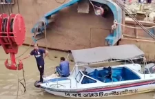 ফেরি ডুবি : যানবাহন উদ্ধারে চলছে অভিযান