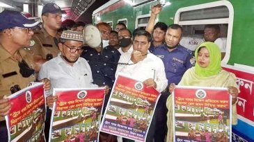 চলন্ত ট্রেনে পাথর নিক্ষেপ প্রতিরোধে বিশেষ ট্রেনে প্রচারণা