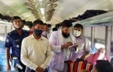 গণপরিবহন বন্ধের দিনে ২১০৪ রেল যাত্রীকে জরিমানা