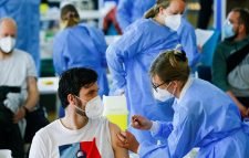 বাড়ছে সংক্রমণ, ভ্যাকসিন গ্রহণ বাধ্যতামূলক করার পক্ষে জার্মানরা