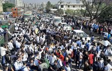 রামপুরায় শিক্ষার্থীদের সড়ক অবরোধ