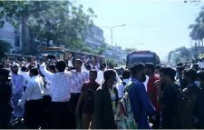 হাফ ভাড়ার দাবিতে বাস আটকে শিক্ষার্থীদের বিক্ষোভ