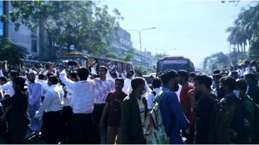 হাফ ভাড়ার দাবিতে বাস আটকে শিক্ষার্থীদের বিক্ষোভ