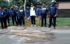 ফরিদপুরে পুলিশের অভিযানে দেশীয় অস্ত্র উদ্ধার