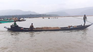 যাদুকাটায় নদীর পাড় কাটা বন্ধে টাস্কফোর্সের অভিযান, ১৮ জনকে জরিমানা