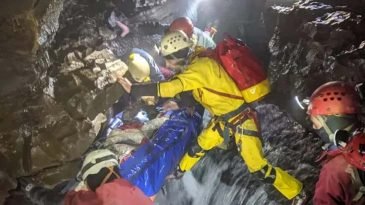 ৯০২ ফুট গভীর গুহায় পড়েও জীবিত!