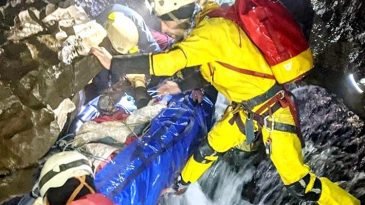 যুক্তরাজ্যে ৫৩ ঘন্টার পর অভিযাত্রীকে জীবিত উদ্ধার