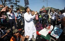 রামপুরায় শিক্ষার্থীদের সড়ক অবরোধ