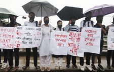 বৃষ্টির মধ্যেই কর্মসূচি পালন করলেন শিক্ষার্থীরা