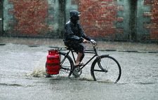 টানা বৃষ্টিতে বিপর্যস্ত জনজীবন