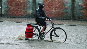 টানা বৃষ্টিতে বিপর্যস্ত জনজীবন