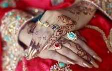 স্বামীর সামনে থেকে নববধূ ছিনতাই