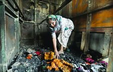 পোড়া লঞ্চে স্মৃতিচিহ্ন খুঁজছে স্বজনরা