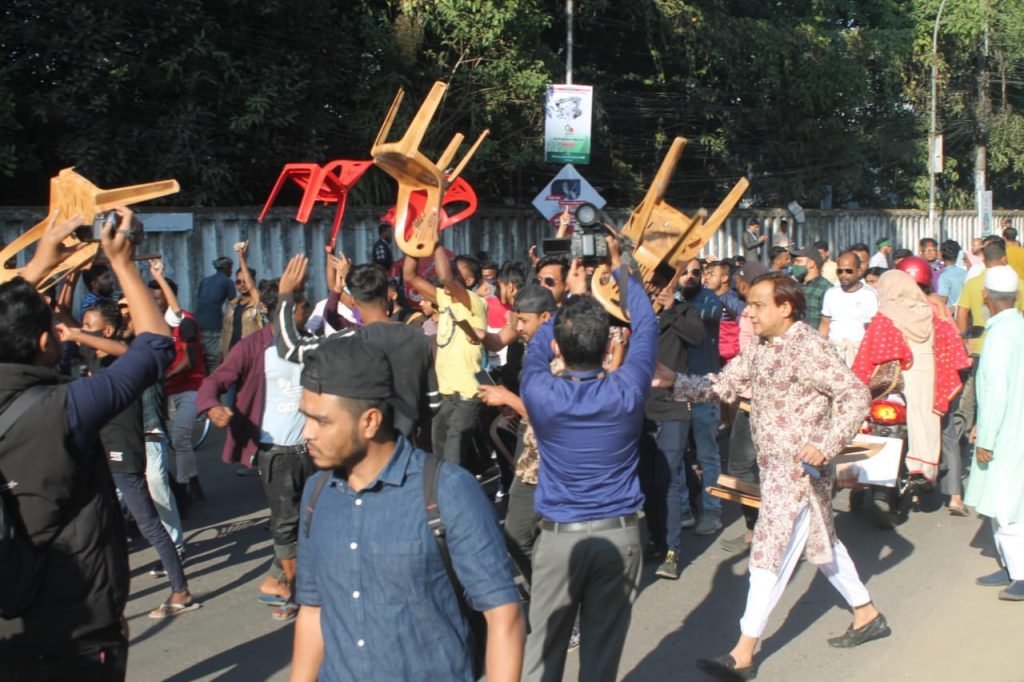 সিলেটে বিএনপির সমাবেশে চেয়ার ছুড়াছুড়ি