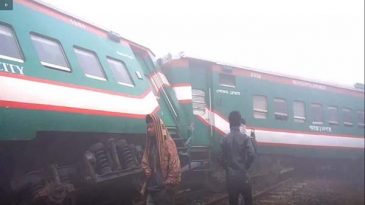 ট্রেনের ধাক্কায় ট্রাক চূর্ণবিচূর্ণ, ইঞ্জিনসহ ৫ বগি লাইনচ্যুত