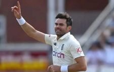 মুরলিধরনের বিশ্বরেকর্ড ভেঙে দিলেন অ্যান্ডারসন