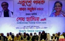 ২৪ জন বিশিষ্ট ব্যক্তির হাতে একুশে পদক তুলে দিলেন প্রধানমন্ত্রী