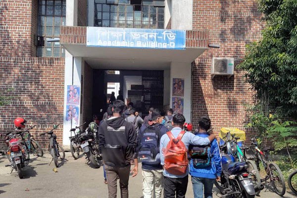 শাবিতে ৩৯ দিন পরে সশরীরে ক্লাসে ফিরল শিক্ষার্থীরা