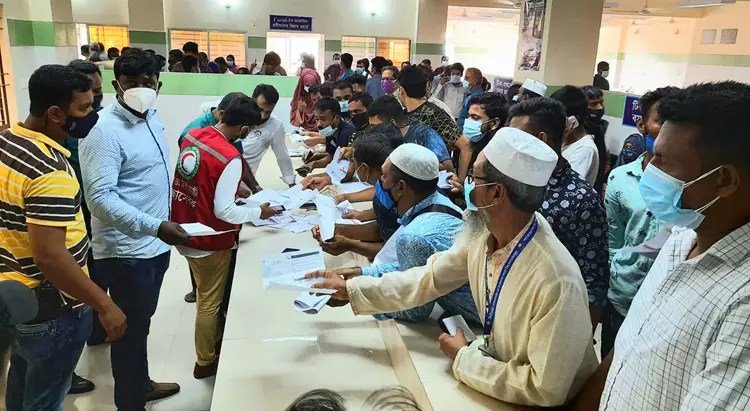 সিলেটে টিকাকেন্দ্রগুলোতে উপচেপড়া ভিড়